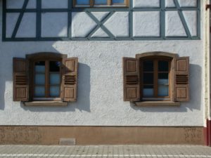 chassis bois Pose de chassis en bois sur cette habitation typique du Brabant Wallon